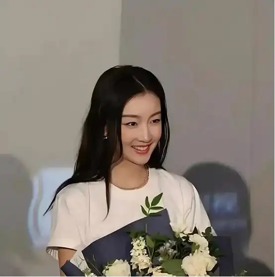 没滤镜真可怕,刘亦菲牙凸嘴大,汤唯皱纹堆积,吕燕满脸雀斑
