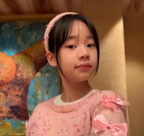 小s小女儿庆祝12岁生日,在蛋糕面前鬼马精灵,比两个姐姐还漂亮

