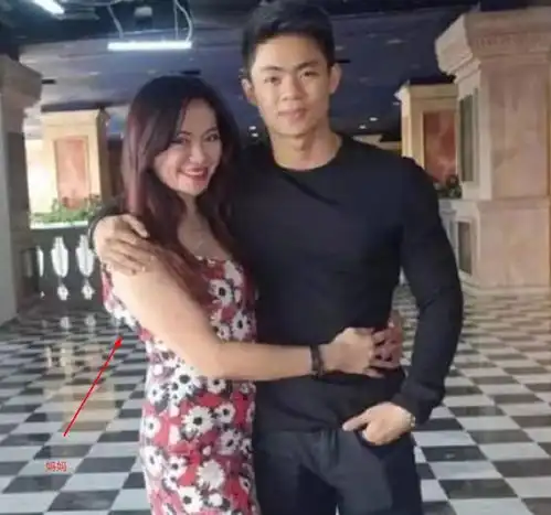 冻龄外婆火了,20年前抱女儿,现在抱孙女,网友越老越美
