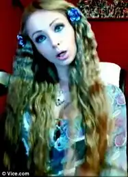 乌克兰真人芭比拟拍纪录片网友造型太恐怖
