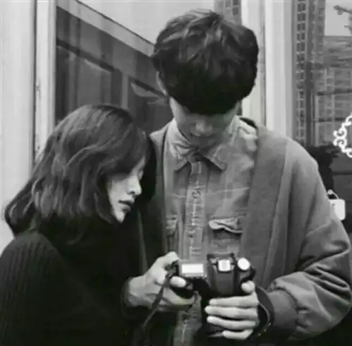 约会时,女生哪些小动作很加分
