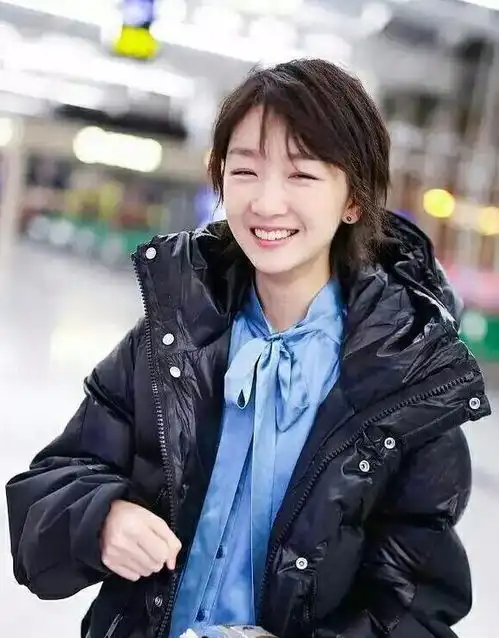 身材娇小的周冬雨能撑起这么大的外套,真是男友力爆棚啊
