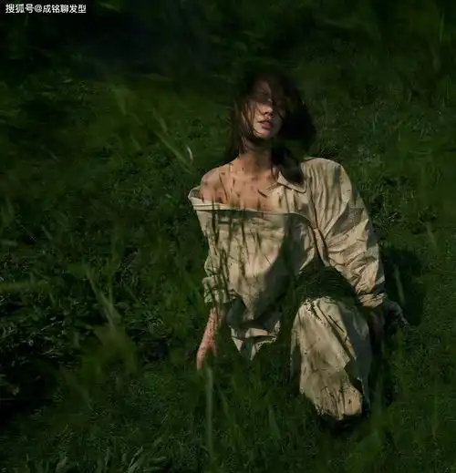 马思纯钟楚曦同框上杂志风衣针织衫抹胸连体裤,造型感太震撼
