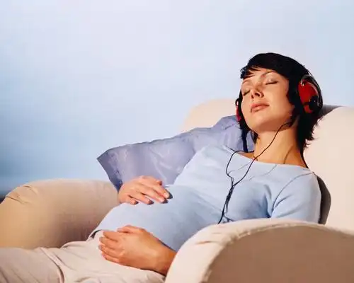 戴耳机听歌的危害,长时间戴耳机有什么危害乐哈健康网
