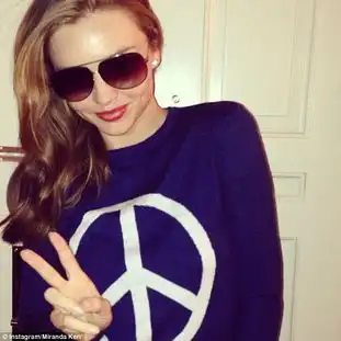 米兰达可儿发多张自拍照清纯难挡卖力推广自家品牌
