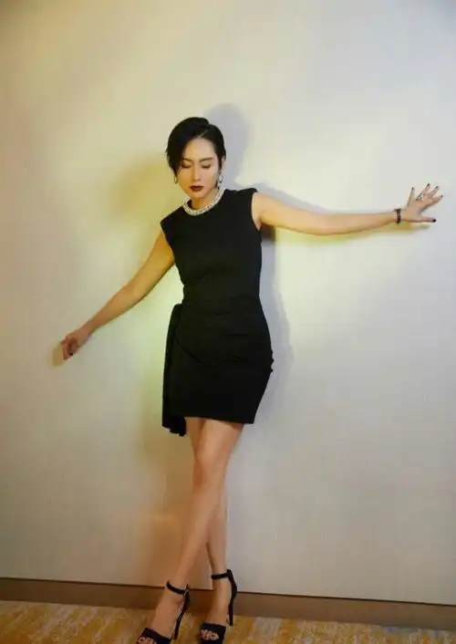 朱茵不愧是一代女神,一袭白色短裙搭配短披风,典雅大方又高级
