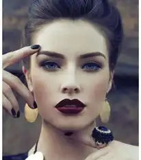 神秘别致暗色红唇妆凸现戏剧性的空灵美
