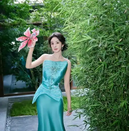 从新版红楼梦到电影刺杀小说家,杨幂水绿色高定引人关注
