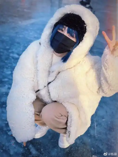 杨幂蓝色短发造型美如精灵,大眼灵动超清纯,惬意生活惹人羡
