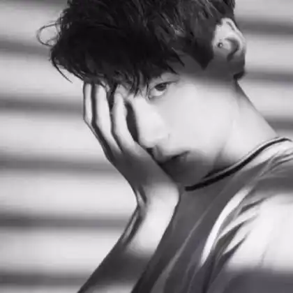 情绪低落孤单伤感颓废男生头像,我也不想堕落就是无法开心
