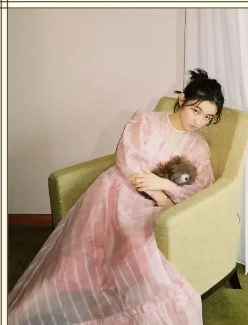 张子枫太随性穿个校服直接上综艺,网友接地气却不俗气
