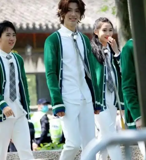 关晓彤穿平底鞋录节目,当她和184蔡徐坤同框,谁的身高在说谎