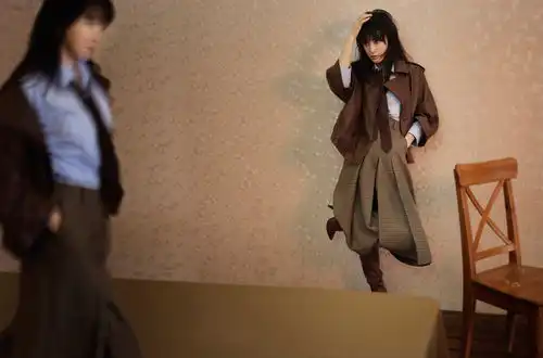 秦岚化身复古摩登女郎演绎初秋港风韵味
