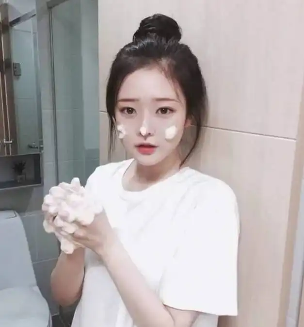 我是女生,爱漂亮的女生学学人家怎么扎头发
