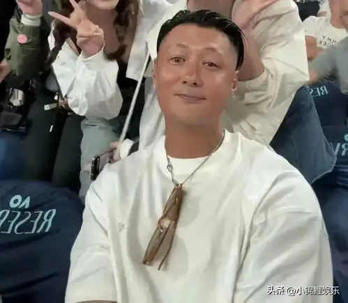 43岁余文乐在辽宁的五星级酒店吃饭,眼凸嘴小,被说身上老人味重

