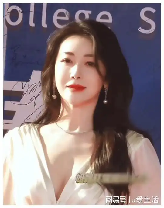 北京这夜,50岁的陈紫函和蒋勤勤站一起,诠释了什么叫不老女神

