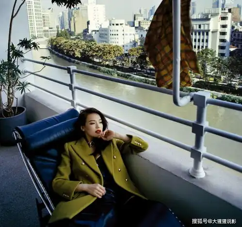 舒淇时尚黑白大片,裹浴袍慵懒又性感,还是原来那个她嘛,哈哈
