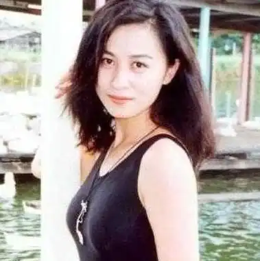 刘嘉玲晨跑被拍,慌忙躲避镜头,素颜的她像一个老太太
