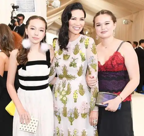 邓文迪女儿们谁更美格蕾丝幼时可爱,16岁妹妹逆袭颜值更高
