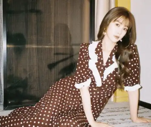 虞书欣的人鱼坐还不火坐下的腰凹成90度,一般女子做不到
