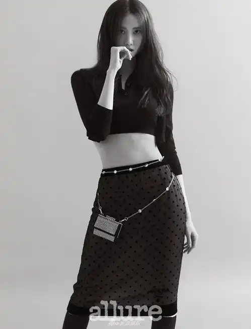 组图少女时代林允儿登开年杂志封面气质灵动秀蛮腰

