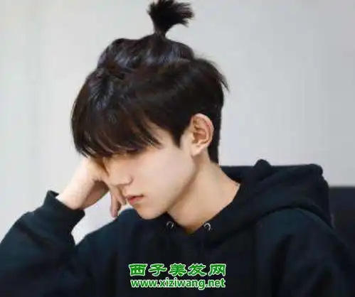 男生绑辫子发型叫什么男生绑辫子发型效果图
