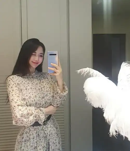 知性美女宜人的季节穿搭营造风情万种的魅力
