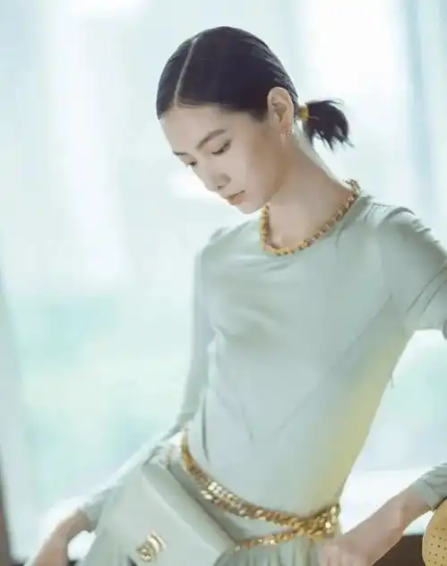 迪丽热巴与金大川前女友超模撞衫,两种风格,谁丑谁尴尬
