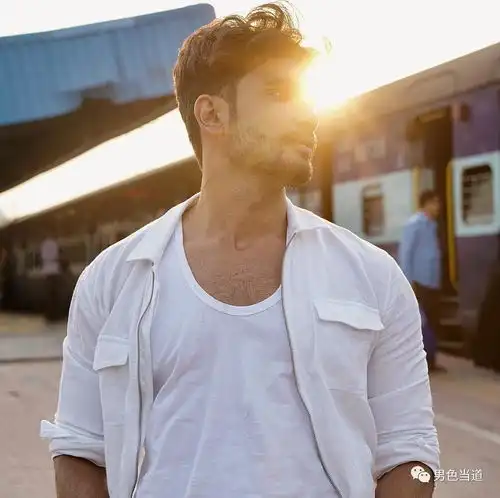 27岁理工男成功转型肌肉男,俘获15万粉丝,夺得最帅称号
