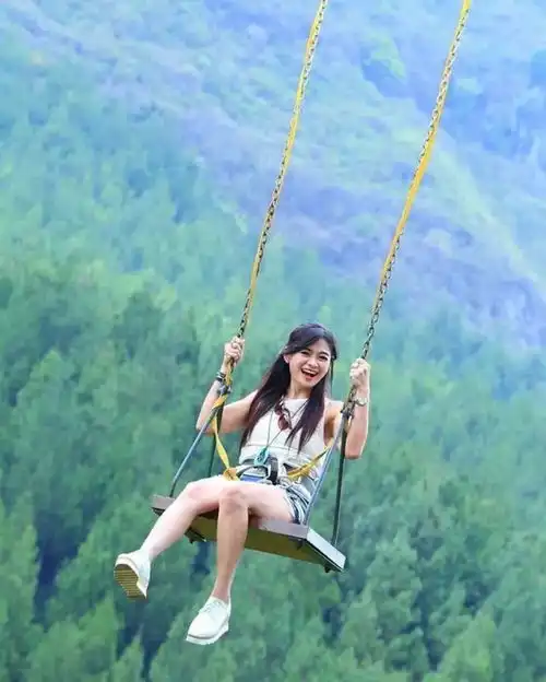 50岁妈妈肤白貌美完爆少女,身材火辣跟儿子合影像情侣
