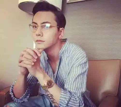 戏味时尚与其整容换脸不如来副眼镜给自己加戏
