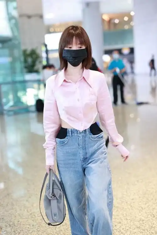 毛晓彤穿衬衫也要秀身材,侧面剪掉两块布,少女身形看着太撩人
