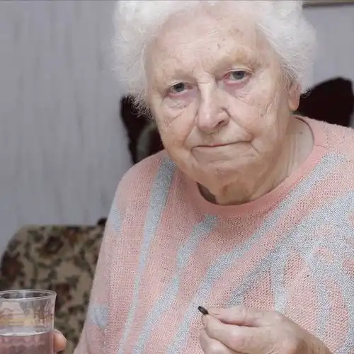 75岁老人哭诉家有长寿老人,是祸不是福,盼着长寿老人早点离开
