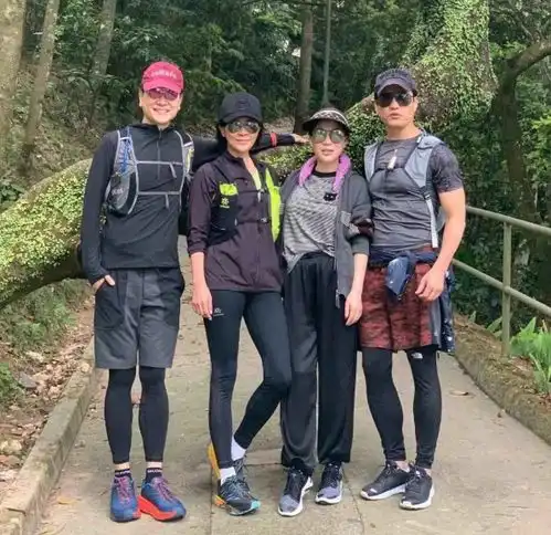 54岁刘嘉玲晨跑被拍,素颜和普通老太无差异,网友谁家奶奶
