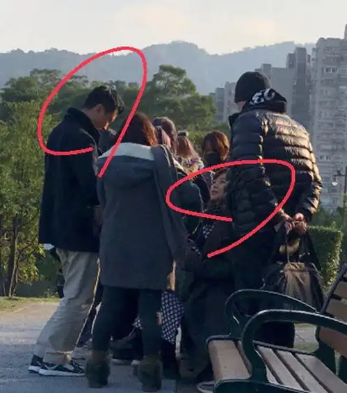 侯佩岑与老公甜蜜拥抱秀恩爱,妈妈林月云在旁温馨围观超羡慕
