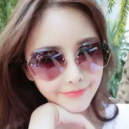 这几种墨镜今年特流行,很适合女生出游戴,时尚潮流,很百搭
