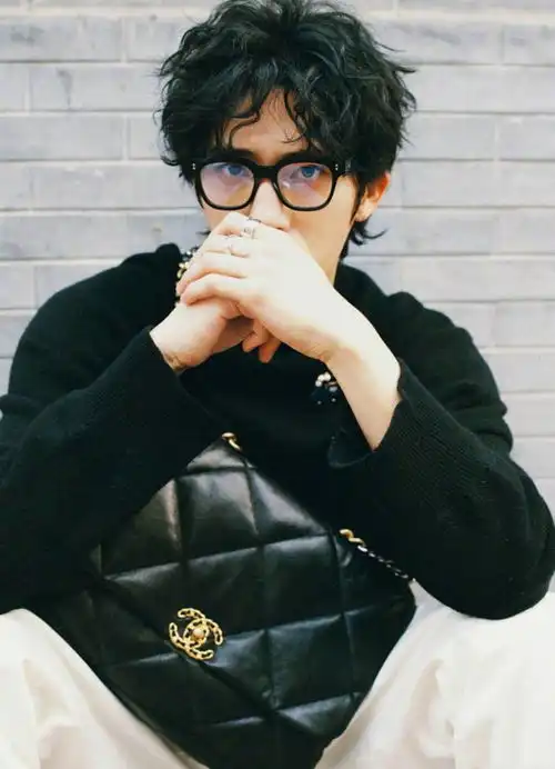 井柏然开启带货模式,羊毛卷戴眼镜变暖男,3万8女包背出高级感
