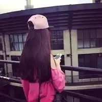 qq头像女生背影戴帽带帽子的女生头像背影霸气
