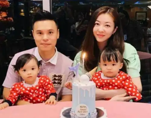 熊黛林双胞胎才是逆袭式长大,两姐妹越来越像,妹妹笑起来和姐姐一样惊艳
