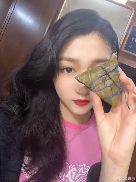 关晓彤晒与粽子合影手绘一枚带表情的小粽子呆萌可爱
