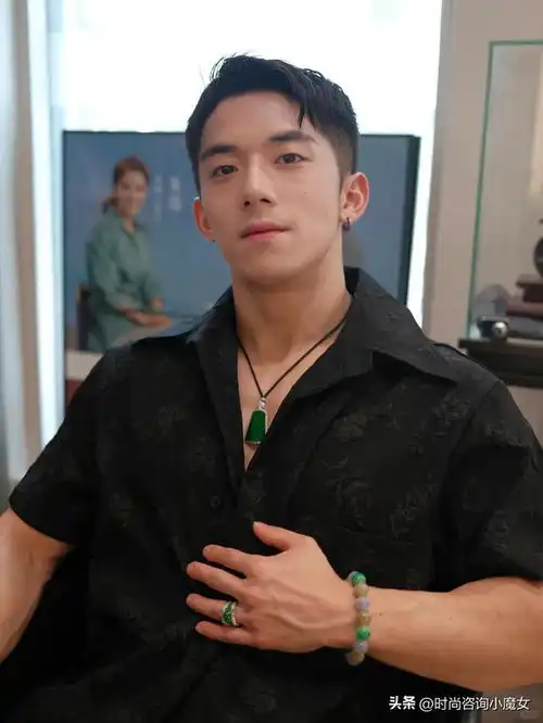 中年男人戴翡翠首饰时,尽量避免这3个错误,不然显土又浮夸
