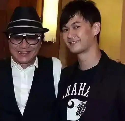 香港第一代歌神许冠杰之子近照曝光,42岁的他已成了中年油腻男
