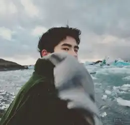 刘昊然拍照不易冻到窒息,那么帅的写真背后却是军大衣和鼻涕
