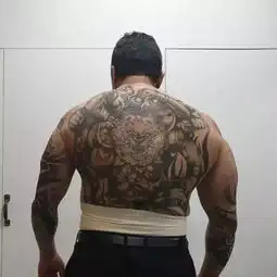 48岁肌肉大叔俘虏小17岁性感女友,他从60公斤练到了120公斤
