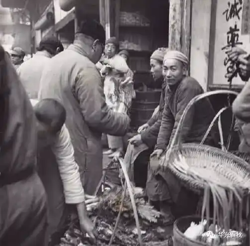 民国的集市狭窄的小巷,人来人往,扑面而来的市井气息

