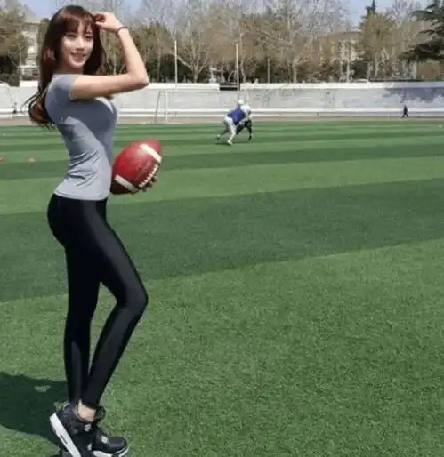 高中女体育老师走红,长相甜美,身材傲人,网友我的理想型
