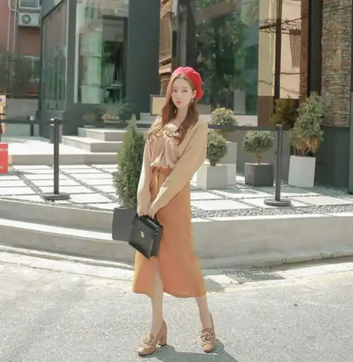 40岁女人别总穿牛仔裤,试试慵懒风半身裙,仙气十足更减龄
