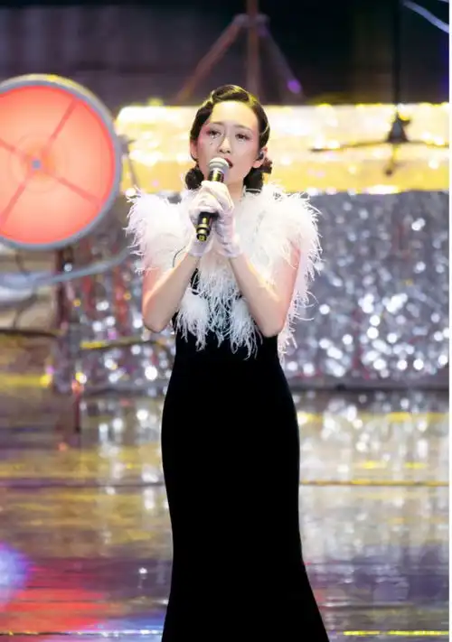 王鸥才是气场女王,一袭银色亮片连衣裙配马尾辫,优雅又迷人
