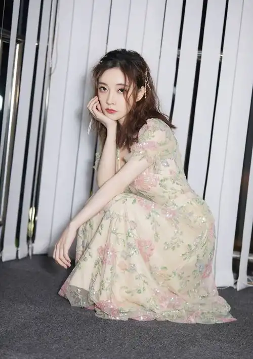 冯提莫真人状态超好,环球影城被众人围观,手捧小黄人太可爱
