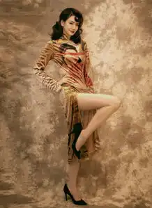 戚薇乃女妖精,高开叉旗袍演绎万种风情,李承铉也沉溺温柔乡
